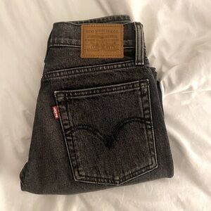 Black Levi’s jeans💕 these are in perfect condition! Just a little small on me!